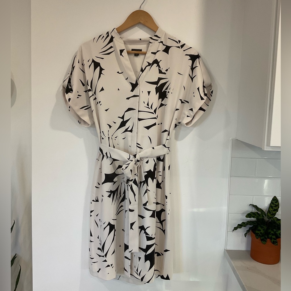 Ann Taylor short sleeve dress. White, no pockets